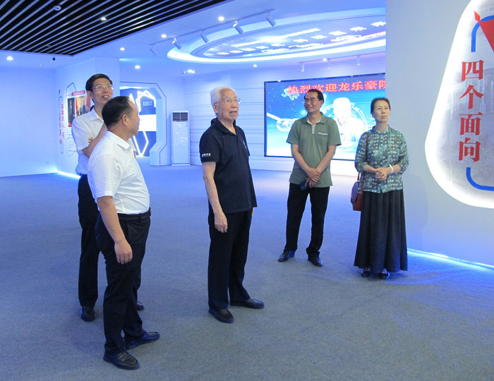 龍樂豪院士參觀“河北院士之家”常設展館 網站1.jpg